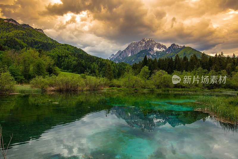 斯洛文尼亚上卡尼奥拉Kranjska Gora泽伦奇自然保护区日落时分的湖泊和山脉